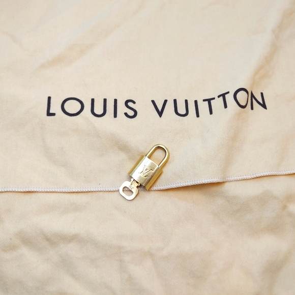 Louis Vuitton Key and Dust Bag Bundle (Exclusive to Shoppers who buy a Bag) - Picture 2 of 3